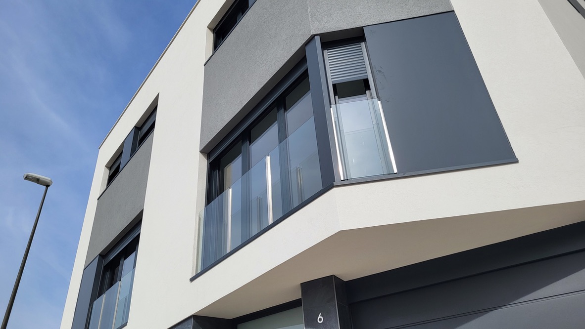 Detall de façana d'un habitatge d'alta eficiència energètica